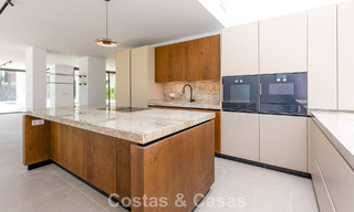 Nouvelle villa moderne exclusive prête à emménager à vendre dans un quartier résidentiel en bord de mer près de San Pedro, Marbella 803572 