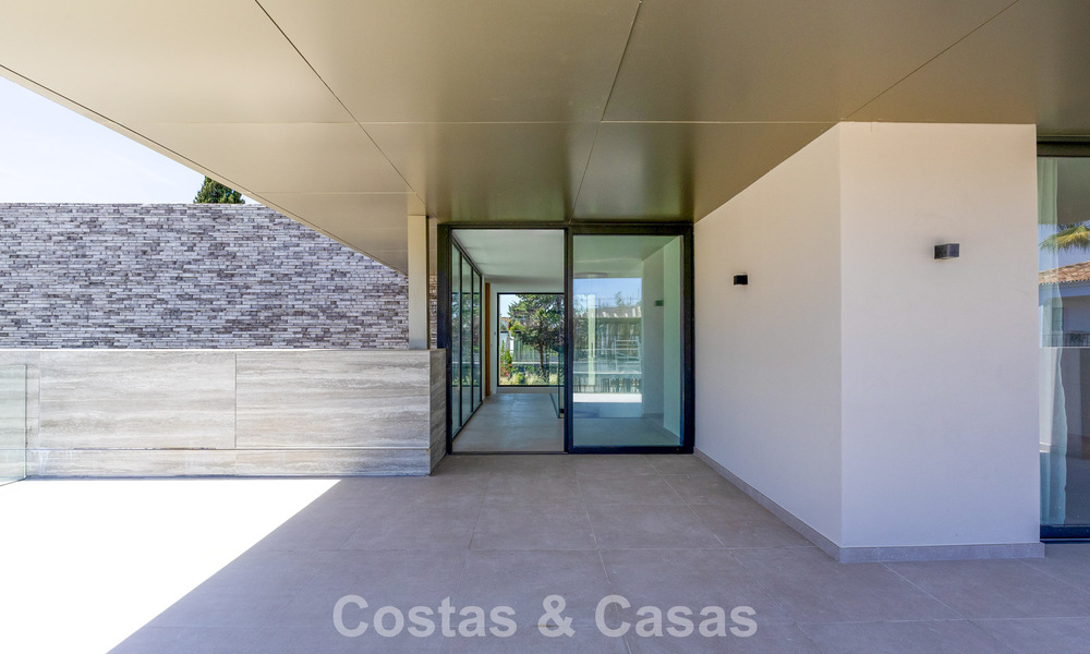Nouvelle villa moderne exclusive prête à emménager à vendre dans un quartier résidentiel en bord de mer près de San Pedro, Marbella 803573