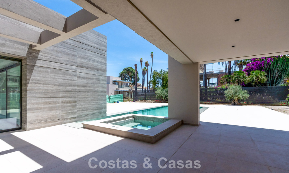 Nouvelle villa moderne exclusive prête à emménager à vendre dans un quartier résidentiel en bord de mer près de San Pedro, Marbella 803575