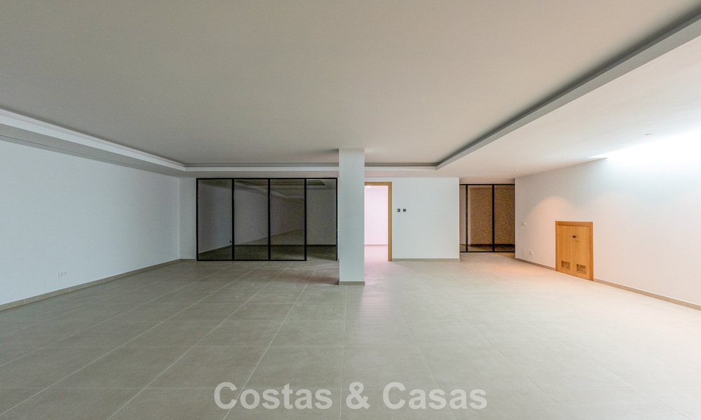 Nouvelle villa moderne exclusive prête à emménager à vendre dans un quartier résidentiel en bord de mer près de San Pedro, Marbella 803576