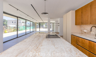 Nouvelle villa moderne exclusive prête à emménager à vendre dans un quartier résidentiel en bord de mer près de San Pedro, Marbella 803582 