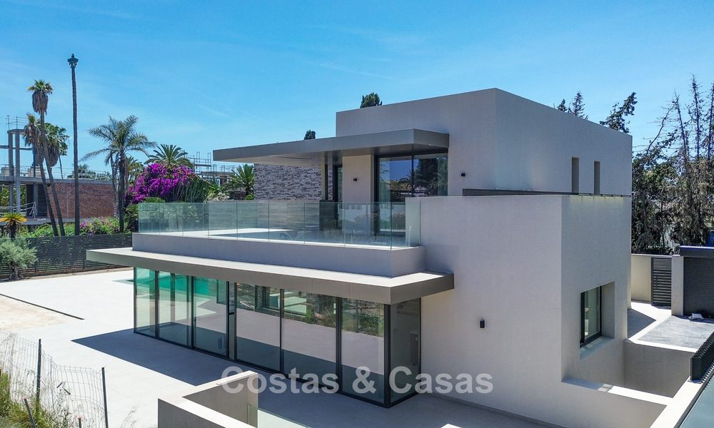 Nouvelle villa moderne exclusive prête à emménager à vendre dans un quartier résidentiel en bord de mer près de San Pedro, Marbella 803583