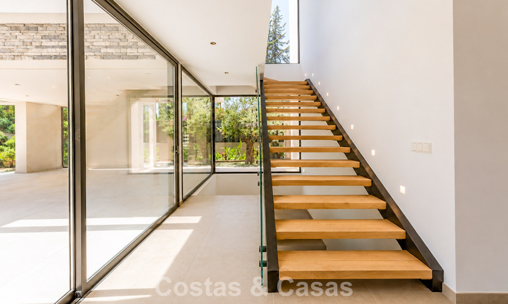 Nouvelle villa moderne exclusive prête à emménager à vendre dans un quartier résidentiel en bord de mer près de San Pedro, Marbella 803587