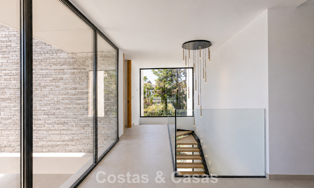 Nouvelle villa moderne exclusive prête à emménager à vendre dans un quartier résidentiel en bord de mer près de San Pedro, Marbella 803588