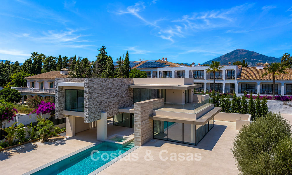 Nouvelle villa moderne exclusive prête à emménager à vendre dans un quartier résidentiel en bord de mer près de San Pedro, Marbella 803589