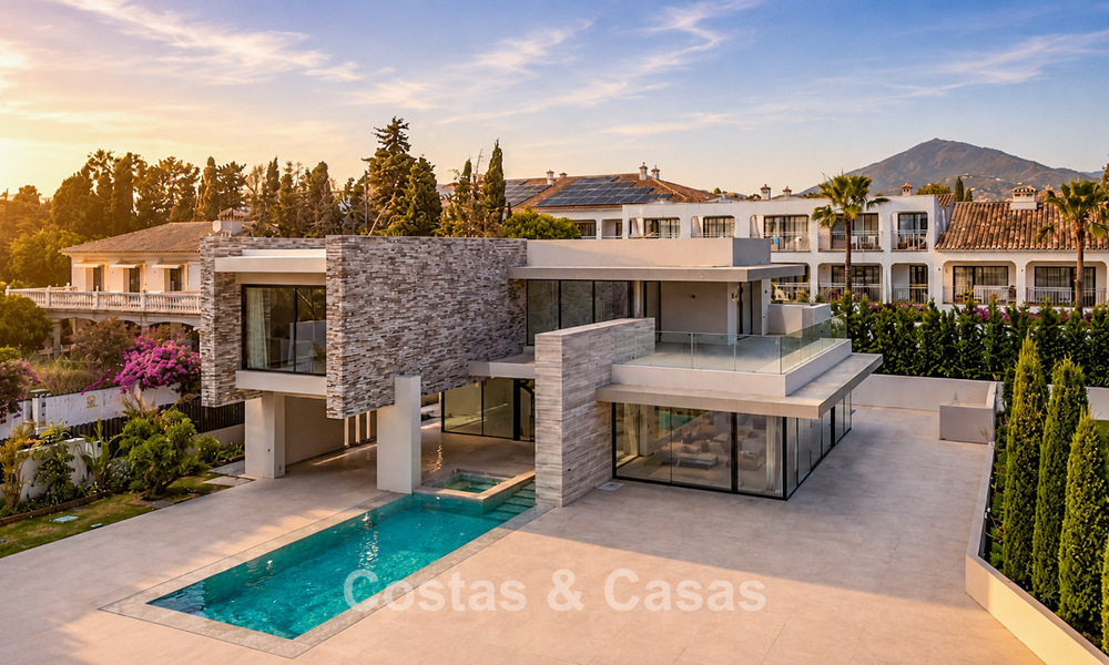 Nouvelle villa moderne exclusive prête à emménager à vendre dans un quartier résidentiel en bord de mer près de San Pedro, Marbella 803590