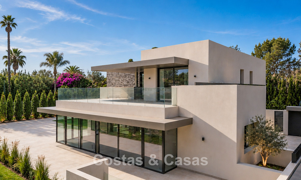 Nouvelle villa moderne exclusive prête à emménager à vendre dans un quartier résidentiel en bord de mer près de San Pedro, Marbella 803591