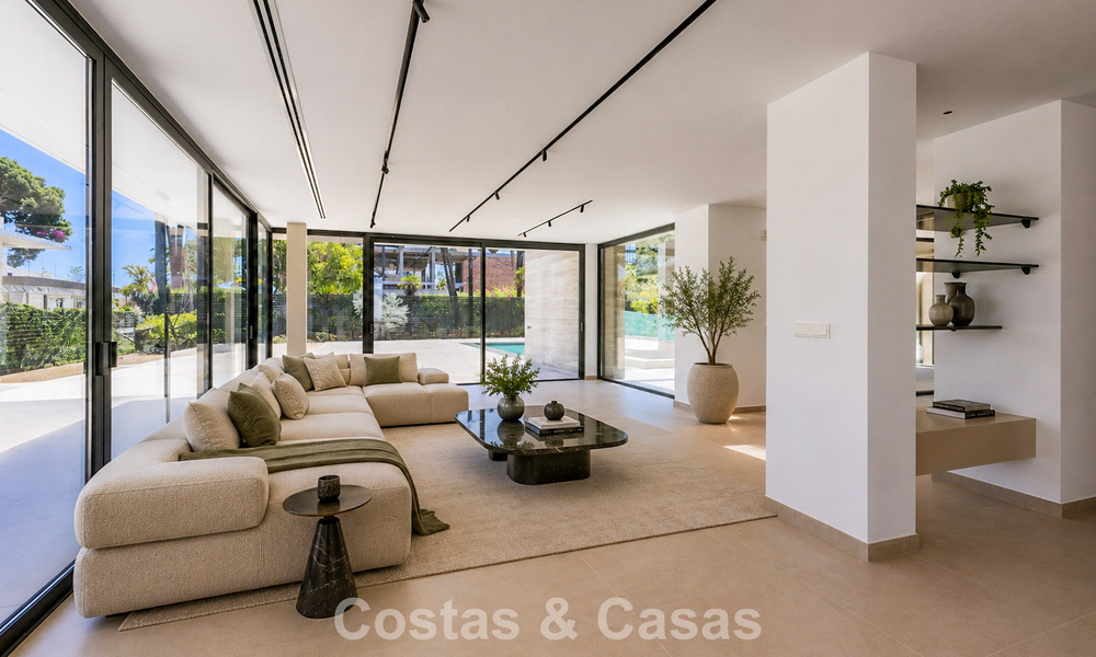 Nouvelle villa moderne exclusive prête à emménager à vendre dans un quartier résidentiel en bord de mer près de San Pedro, Marbella 803596