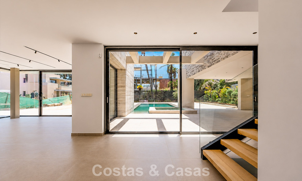 Nouvelle villa moderne exclusive prête à emménager à vendre dans un quartier résidentiel en bord de mer près de San Pedro, Marbella 803597