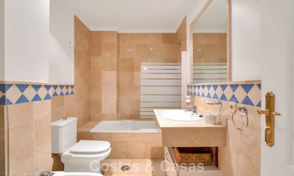 Spacieux appartement avec une grande terrasse à vendre à quelques pas des commodités à Aloha, Nueva Andalucía, Marbella 803636