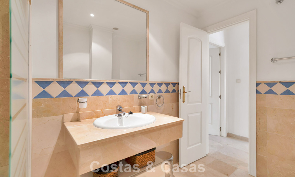 Spacieux appartement avec une grande terrasse à vendre à quelques pas des commodités à Aloha, Nueva Andalucía, Marbella 803638