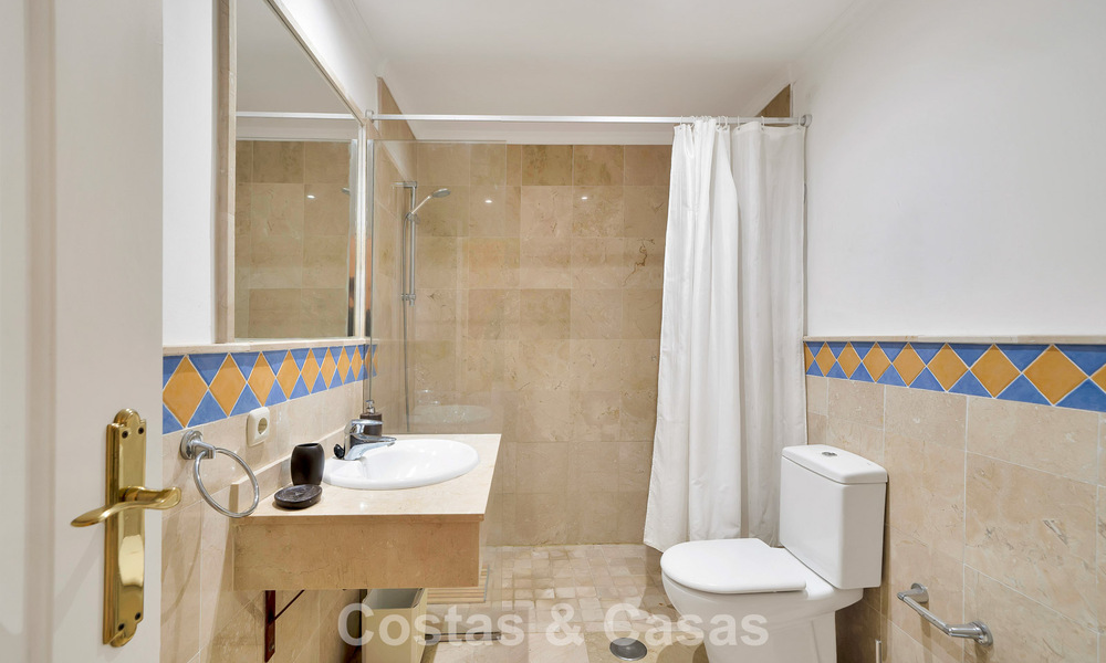 Spacieux appartement avec une grande terrasse à vendre à quelques pas des commodités à Aloha, Nueva Andalucía, Marbella 803644