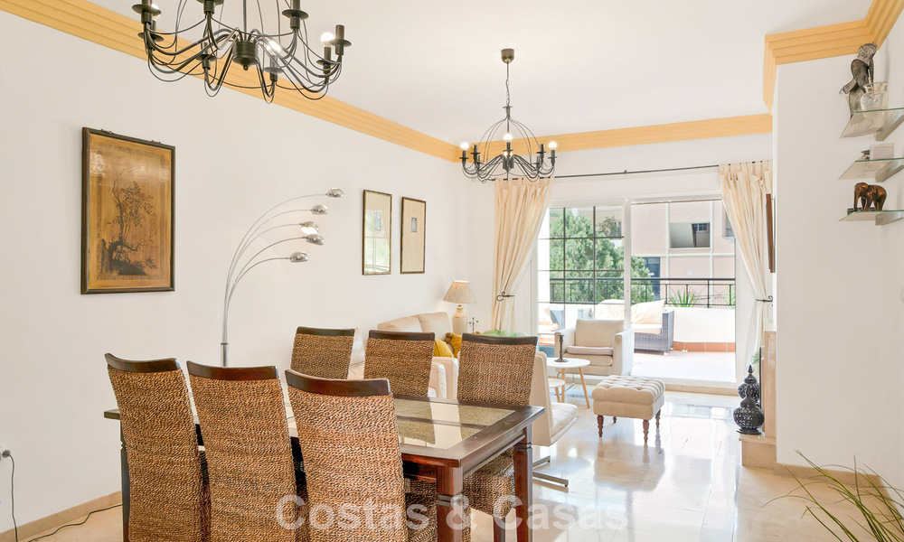 Spacieux appartement avec une grande terrasse à vendre à quelques pas des commodités à Aloha, Nueva Andalucía, Marbella 803647
