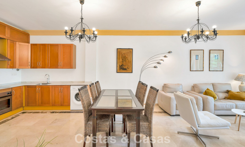 Spacieux appartement avec une grande terrasse à vendre à quelques pas des commodités à Aloha, Nueva Andalucía, Marbella 803649