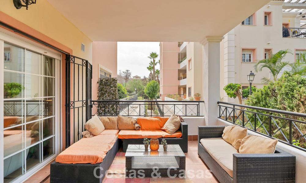 Spacieux appartement avec une grande terrasse à vendre à quelques pas des commodités à Aloha, Nueva Andalucía, Marbella 803657