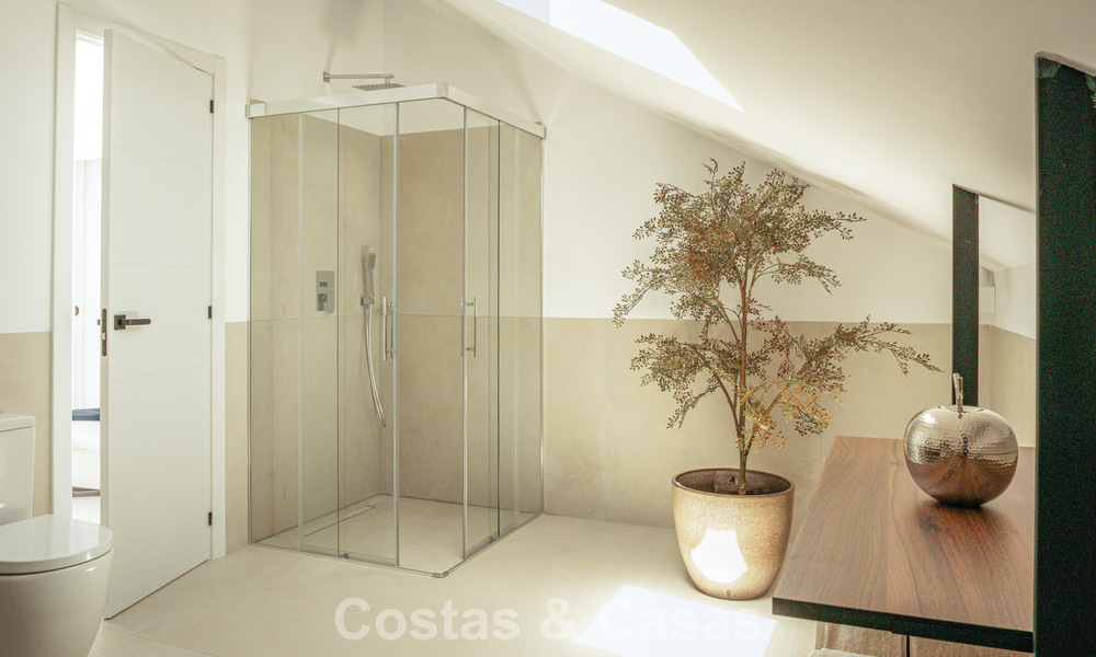 Penthouse boutique à vendre à quelques minutes à pied des commidités et de Puerto Banús, Nueva Andalucía, Marbella 803814