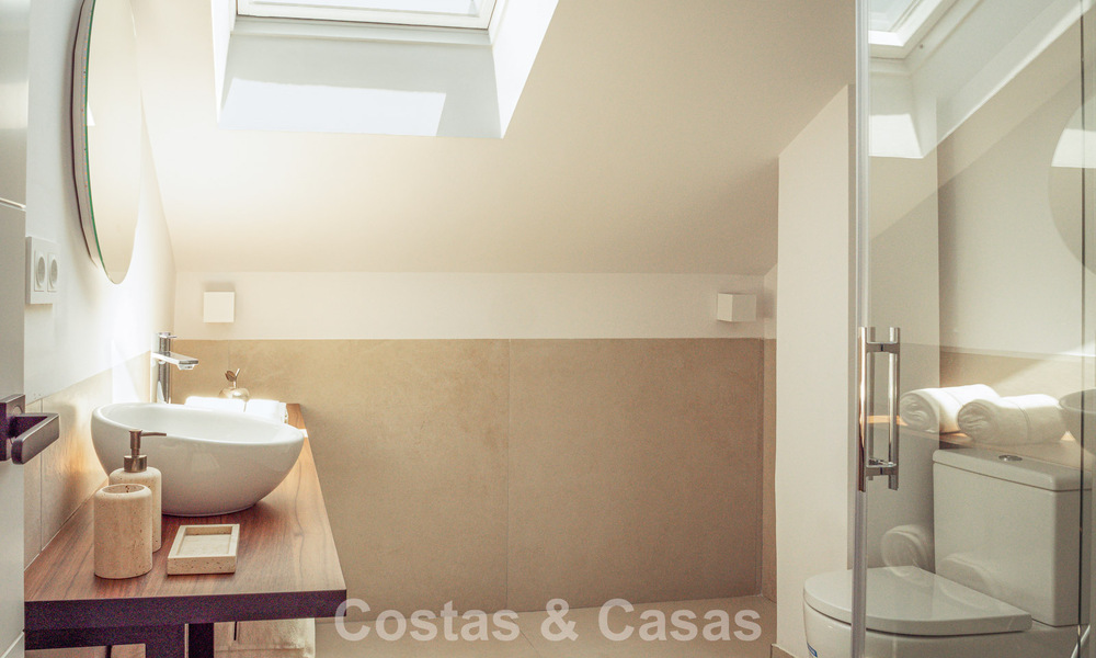 Penthouse boutique à vendre à quelques minutes à pied des commidités et de Puerto Banús, Nueva Andalucía, Marbella 803818