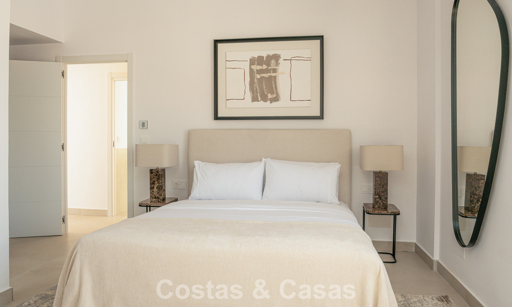 Penthouse boutique à vendre à quelques minutes à pied des commidités et de Puerto Banús, Nueva Andalucía, Marbella 803820