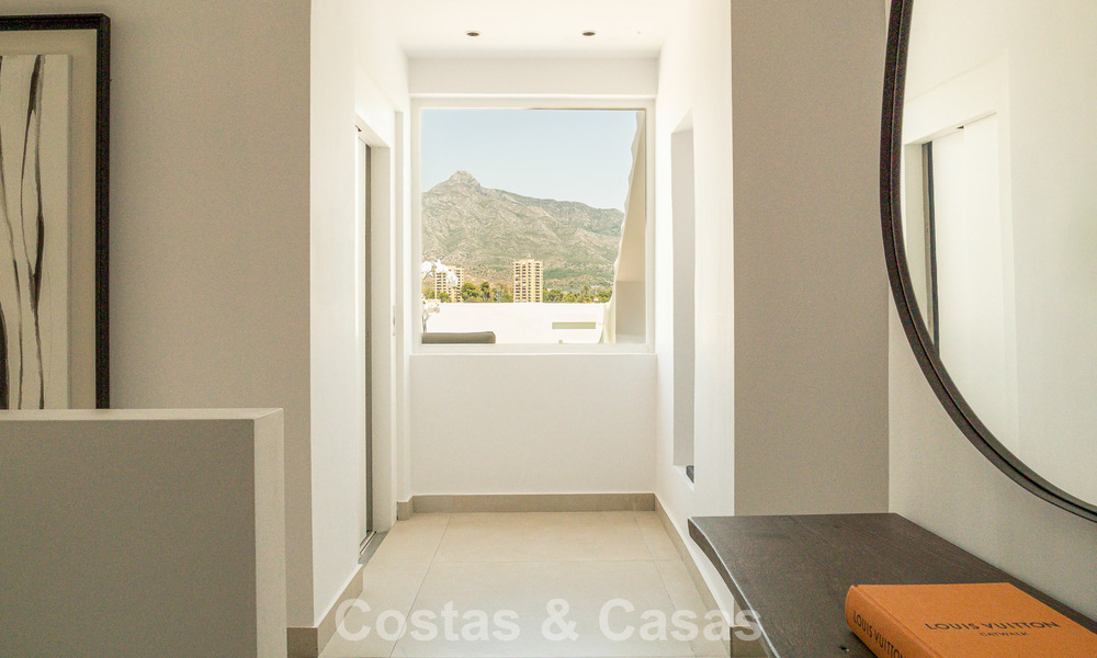 Penthouse boutique à vendre à quelques minutes à pied des commidités et de Puerto Banús, Nueva Andalucía, Marbella 803821