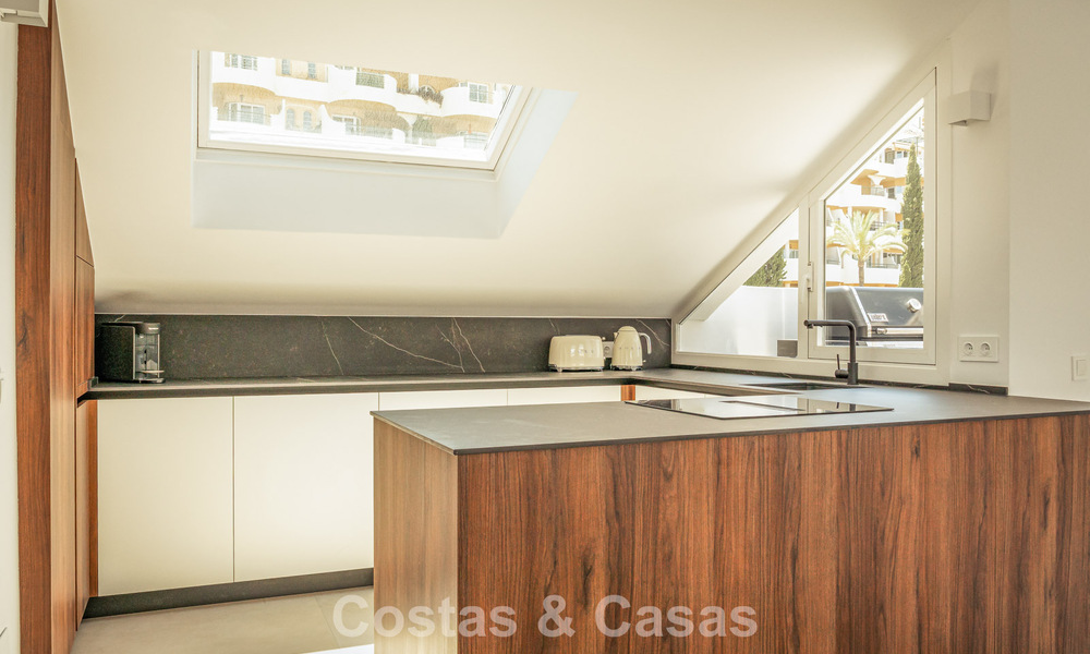 Penthouse boutique à vendre à quelques minutes à pied des commidités et de Puerto Banús, Nueva Andalucía, Marbella 803824