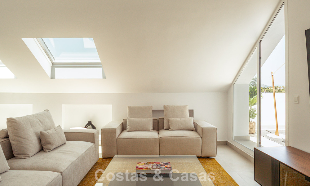 Penthouse boutique à vendre à quelques minutes à pied des commidités et de Puerto Banús, Nueva Andalucía, Marbella 803825