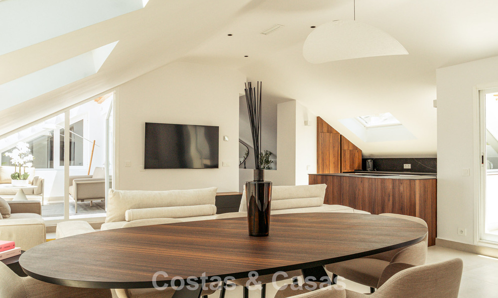 Penthouse boutique à vendre à quelques minutes à pied des commidités et de Puerto Banús, Nueva Andalucía, Marbella 803828