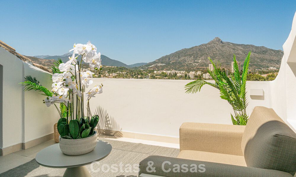Penthouse boutique à vendre à quelques minutes à pied des commidités et de Puerto Banús, Nueva Andalucía, Marbella 803834