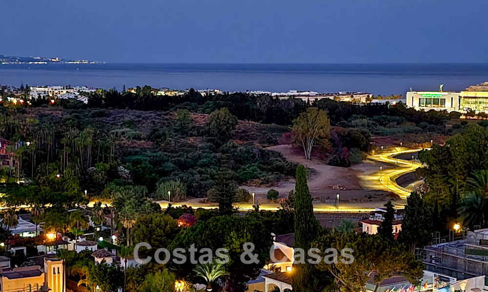 Penthouse boutique à vendre à quelques minutes à pied des commidités et de Puerto Banús, Nueva Andalucía, Marbella 804115
