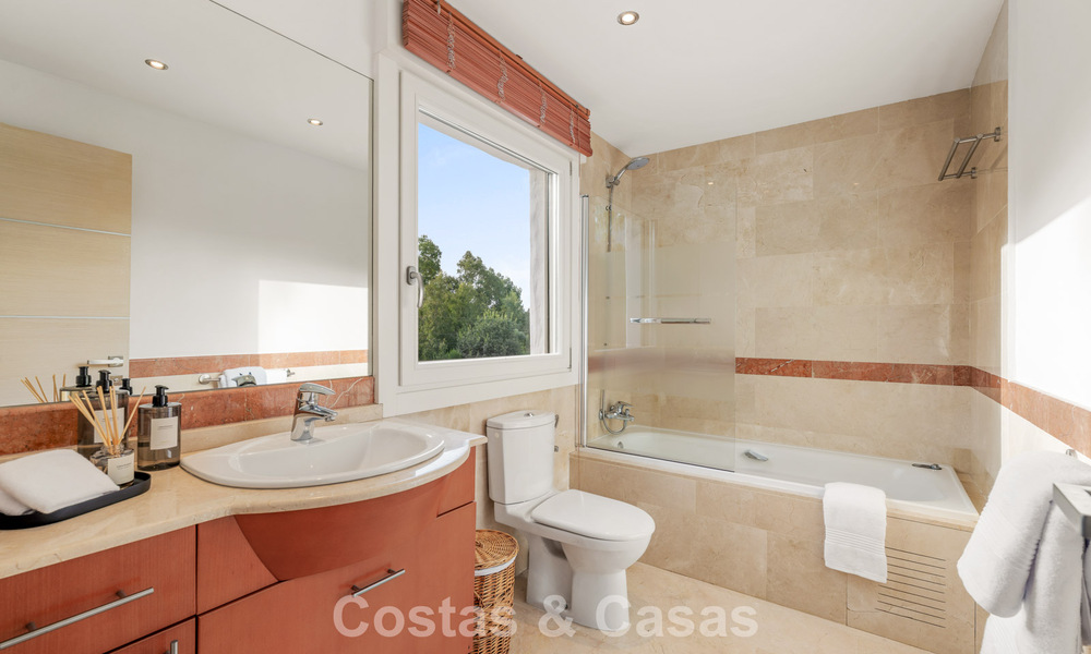Maison mitoyenne exclusive avec terrasse sur le toit à vendre sur le Golden Mile de Marbella 803890