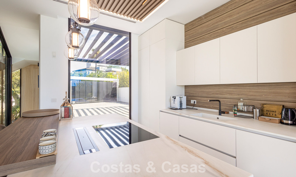 Villa de luxe contemporaine d'exception en première ligne de plage à vendre à San Pedro, Marbella 803680