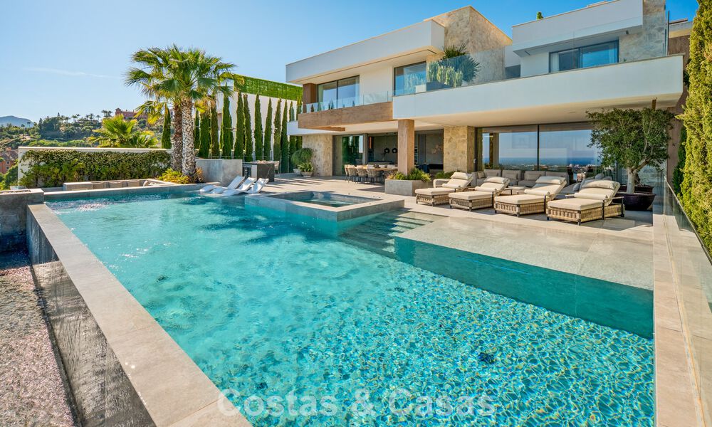 Villa de luxe d'exception avec vue sur la mer à vendre dans une résidence sécurisée à La Quinta, Marbella - Benahavís 803727