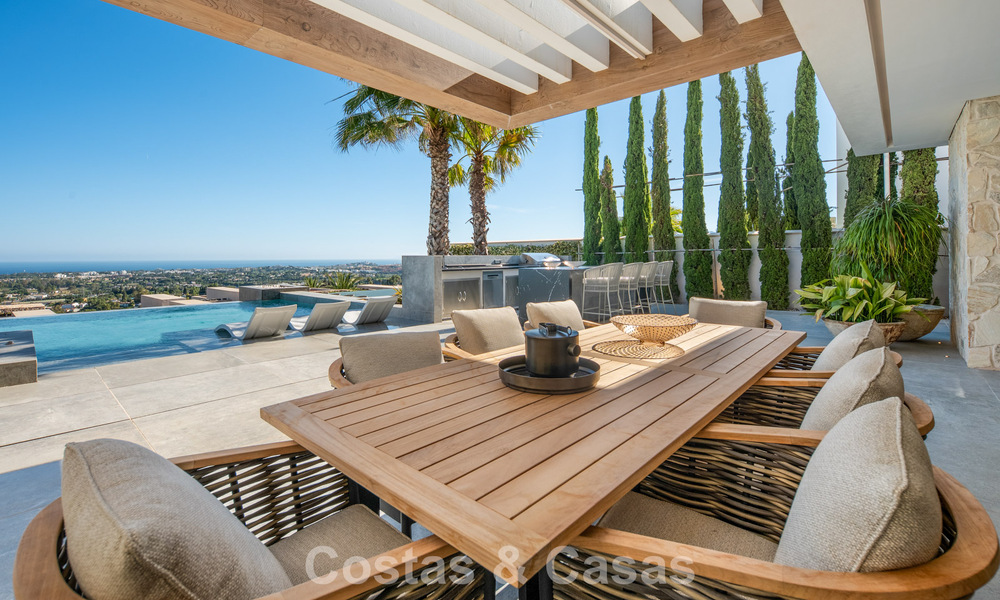 Villa de luxe d'exception avec vue sur la mer à vendre dans une résidence sécurisée à La Quinta, Marbella - Benahavís 803729