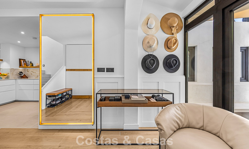 Maison de style andalou moderne à vendre dans une résidence très recherchée, en première ligne du golf d'Aloha, Nueva Andalucía, Marbella 803753