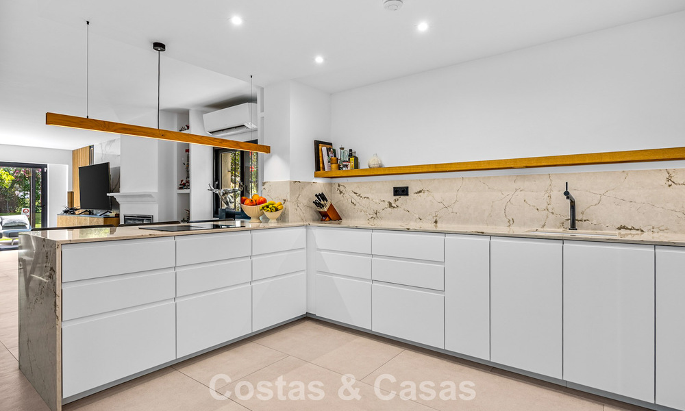 Maison de style andalou moderne à vendre dans une résidence très recherchée, en première ligne du golf d'Aloha, Nueva Andalucía, Marbella 803754