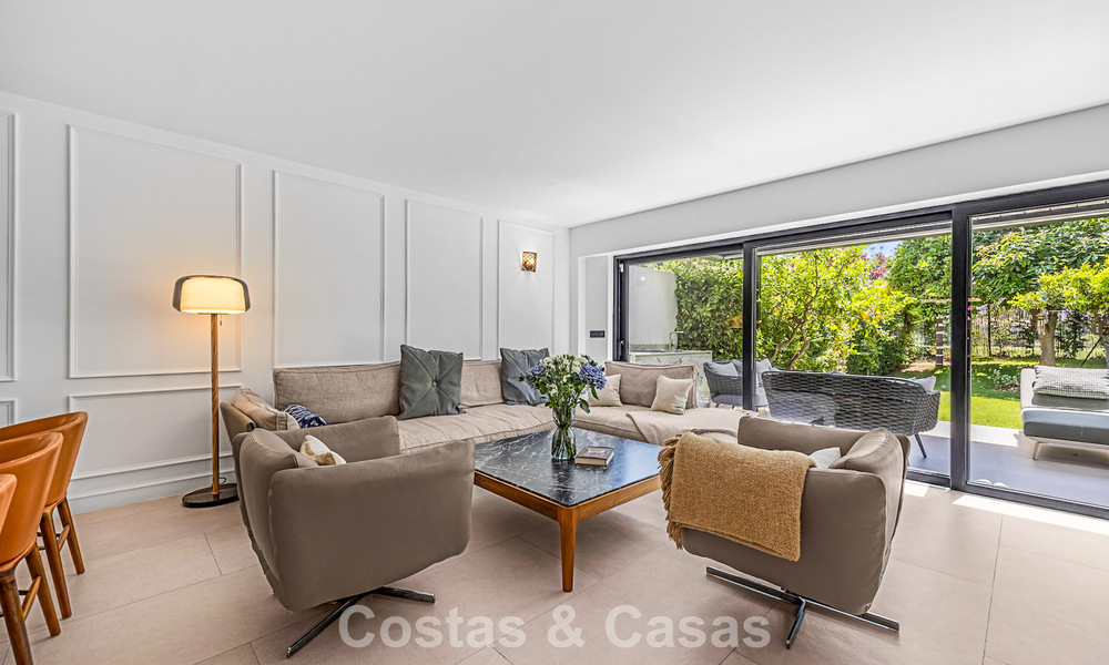Maison de style andalou moderne à vendre dans une résidence très recherchée, en première ligne du golf d'Aloha, Nueva Andalucía, Marbella 803758