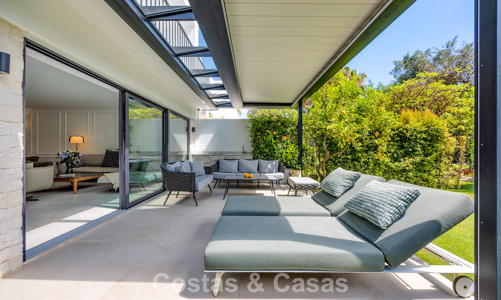 Maison de style andalou moderne à vendre dans une résidence très recherchée, en première ligne du golf d'Aloha, Nueva Andalucía, Marbella 803759