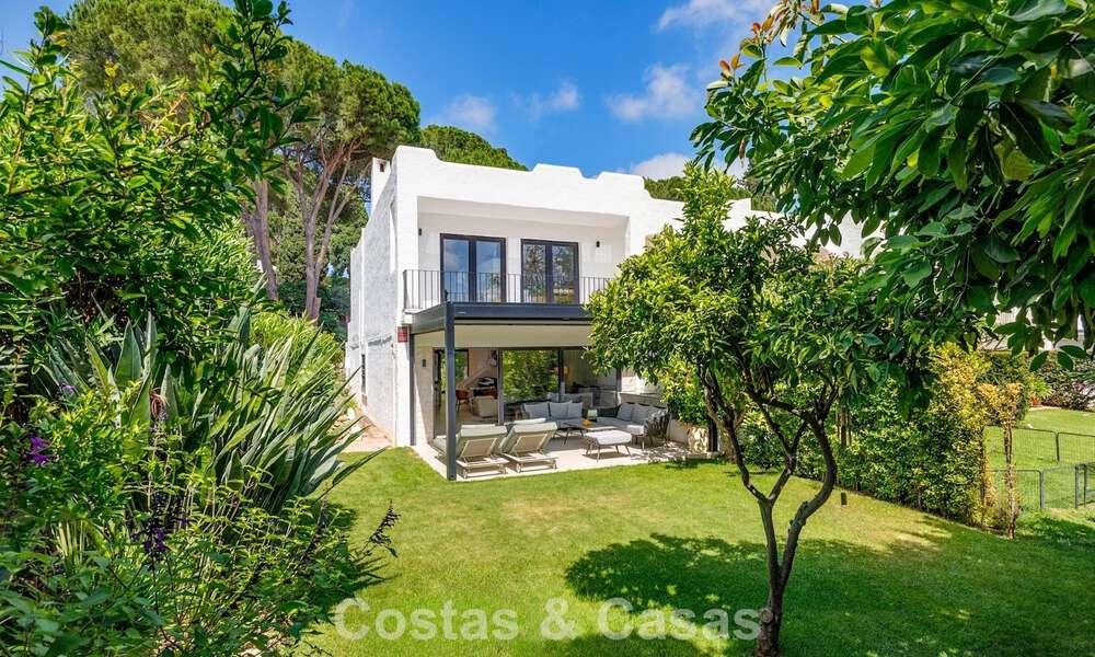 Maison de style andalou moderne à vendre dans une résidence très recherchée, en première ligne du golf d'Aloha, Nueva Andalucía, Marbella 803760