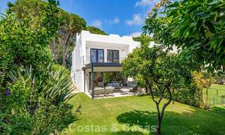 Maison de style andalou moderne à vendre dans une résidence très recherchée, en première ligne du golf d'Aloha, Nueva Andalucía, Marbella 803760 