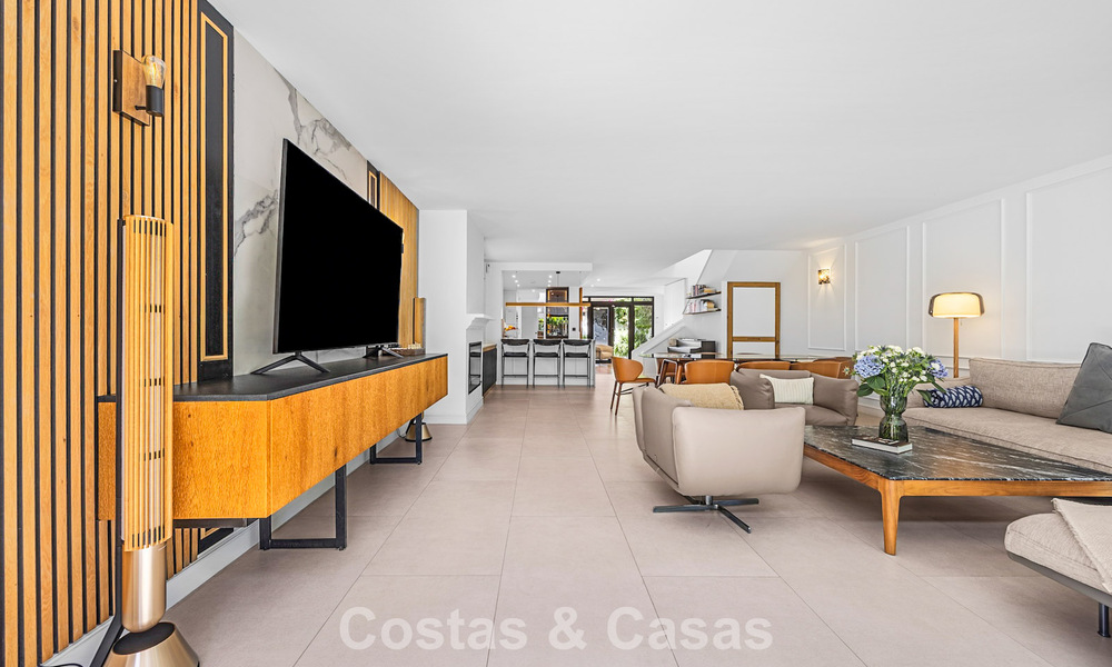 Maison de style andalou moderne à vendre dans une résidence très recherchée, en première ligne du golf d'Aloha, Nueva Andalucía, Marbella 803761