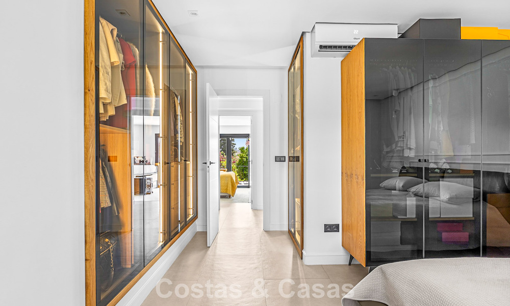 Maison de style andalou moderne à vendre dans une résidence très recherchée, en première ligne du golf d'Aloha, Nueva Andalucía, Marbella 803764