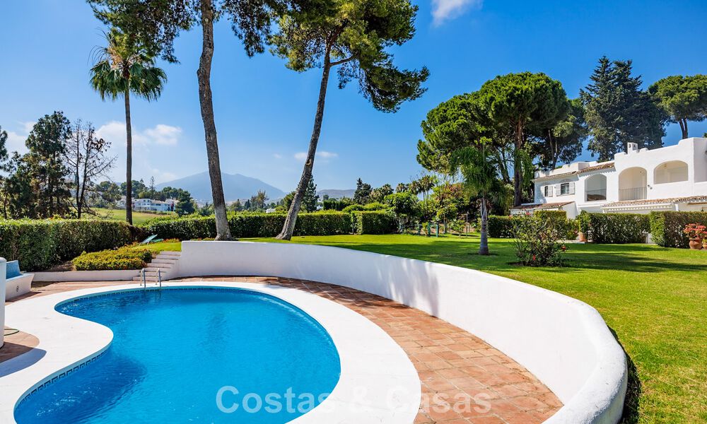 Maison de style andalou moderne à vendre dans une résidence très recherchée, en première ligne du golf d'Aloha, Nueva Andalucía, Marbella 803766