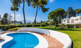Maison de style andalou moderne à vendre dans une résidence très recherchée, en première ligne du golf d'Aloha, Nueva Andalucía, Marbella 803766 