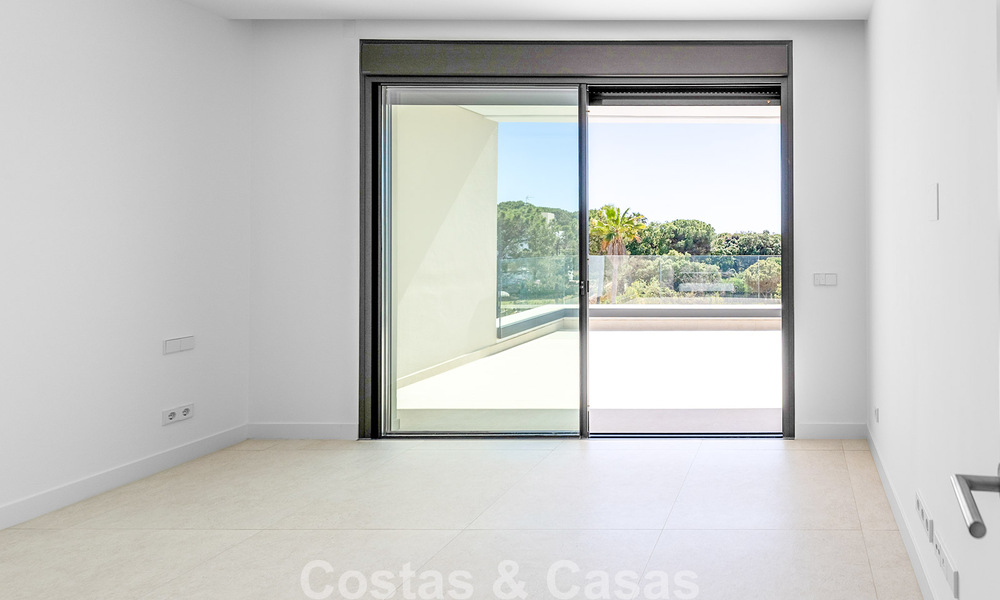 Nouvelle maison moderne à vendre à distance de marche de la plage à Elviria, à l’est du centre de Marbella 804081