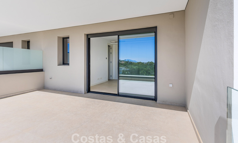 Nouvelle maison moderne à vendre à distance de marche de la plage à Elviria, à l’est du centre de Marbella 804082