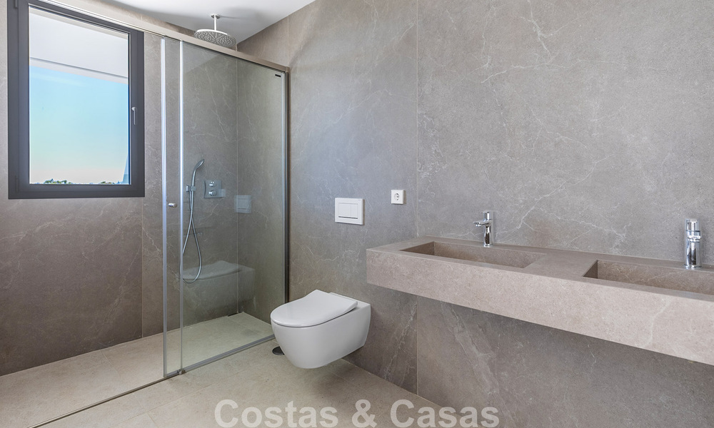 Nouvelle maison moderne à vendre à distance de marche de la plage à Elviria, à l’est du centre de Marbella 804083