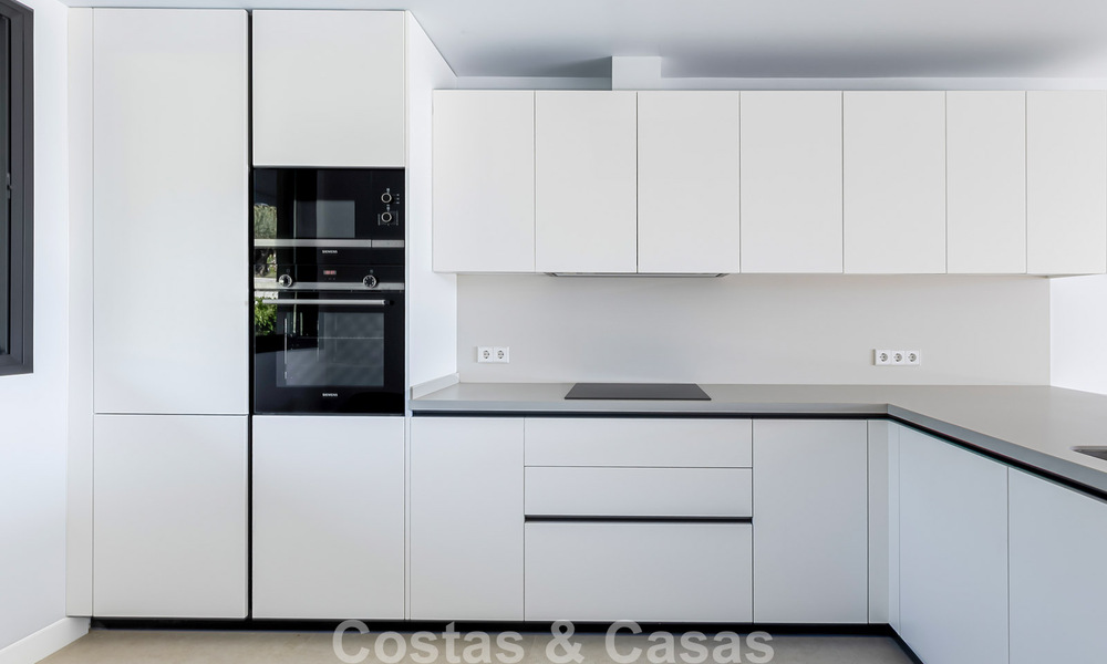 Nouvelle maison moderne à vendre à distance de marche de la plage à Elviria, à l’est du centre de Marbella 804086