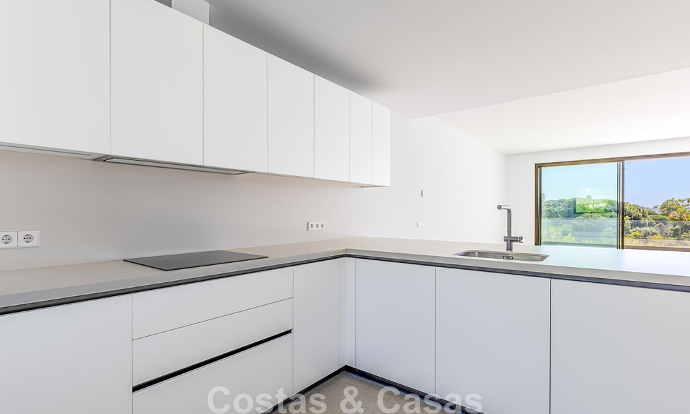 Nouvelle maison moderne à vendre à distance de marche de la plage à Elviria, à l’est du centre de Marbella 804088