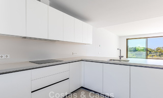 Nouvelle maison moderne à vendre à distance de marche de la plage à Elviria, à l’est du centre de Marbella 804088 