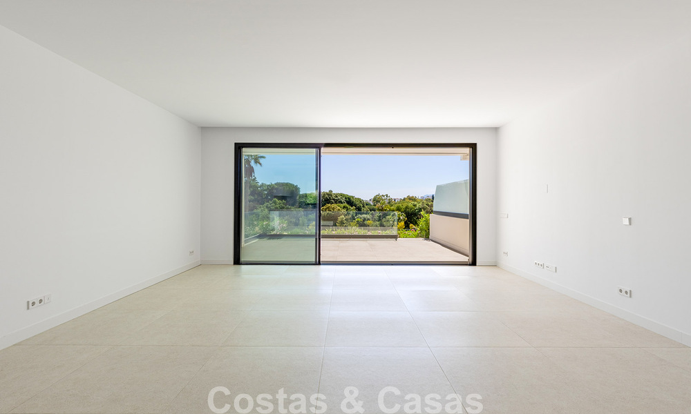 Nouvelle maison moderne à vendre à distance de marche de la plage à Elviria, à l’est du centre de Marbella 804089