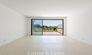 Nouvelle maison moderne à vendre à distance de marche de la plage à Elviria, à l’est du centre de Marbella 804089 